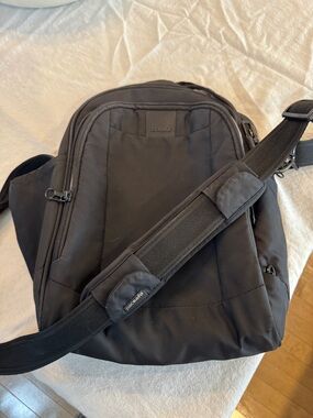 PacSafe Metrosafe LS250 Anti-Theft Large Travel Crossbody Bag. Black. Great Cond